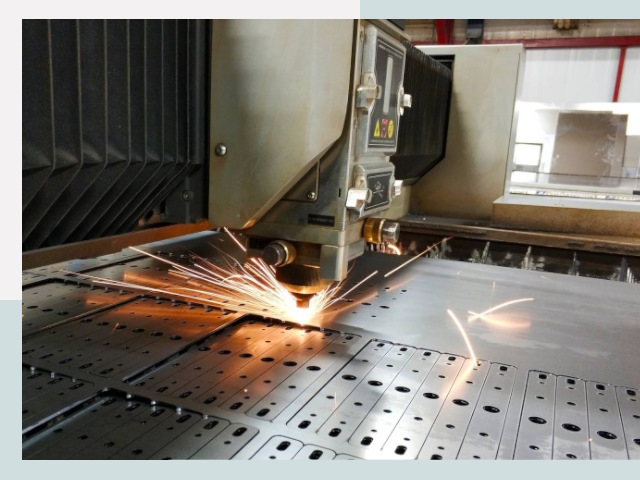 Лазерная резка металла в Петергофе от 628 руб.